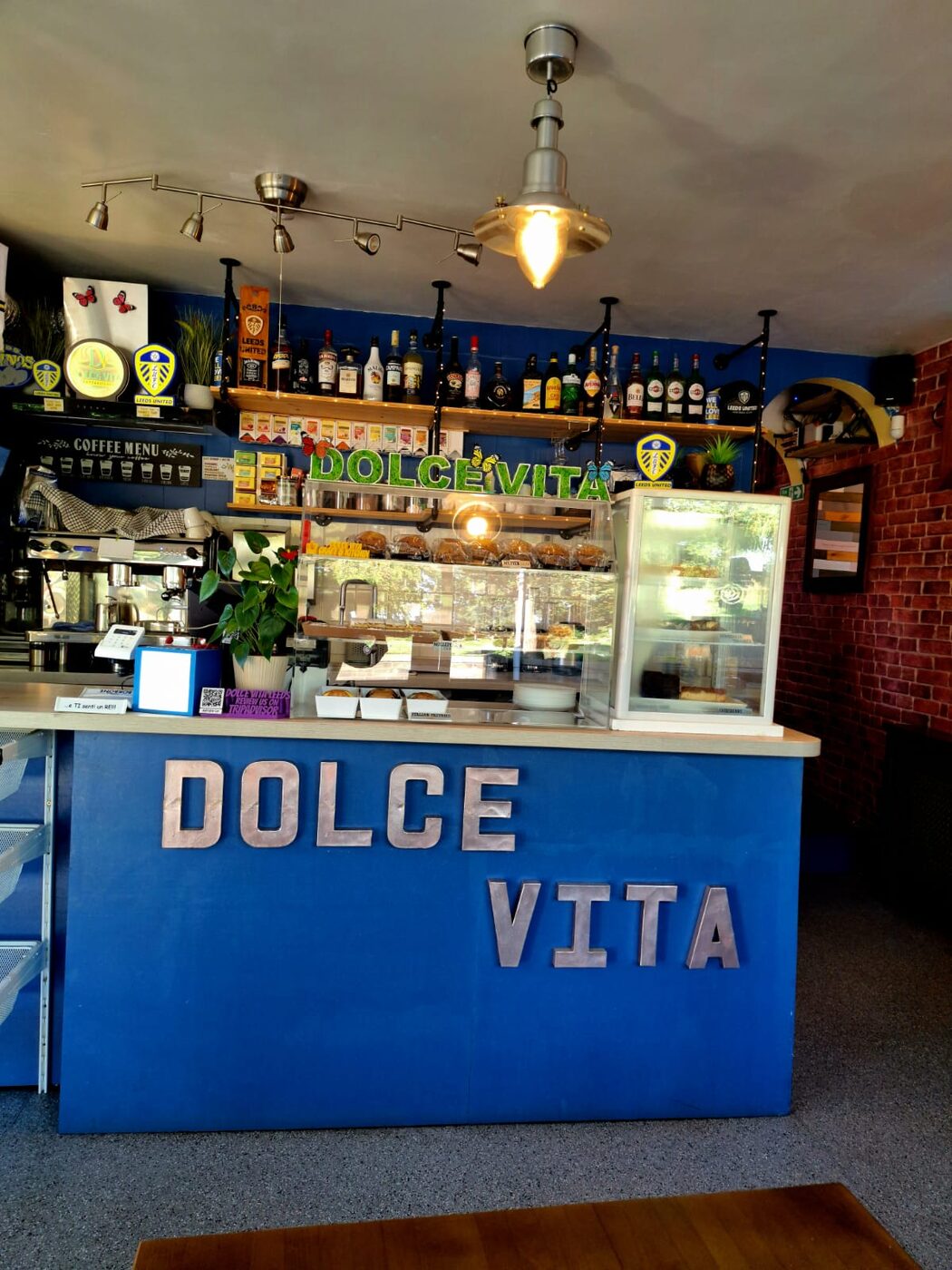 Dolce Vita counter, wide view